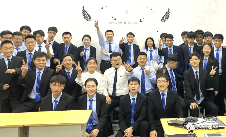 八維教育傳媒培訓(xùn)專注提升學(xué)生就業(yè)技術(shù)能力