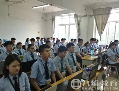 學(xué)生上課實(shí)景